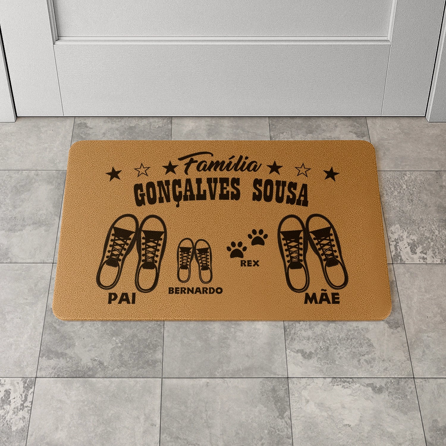 Tapete de entrada personalizado com apelido(s) da família e nome(s). Superfície de fibra sintética. Base de borracha preta antiderrapante. 40x60 cm.