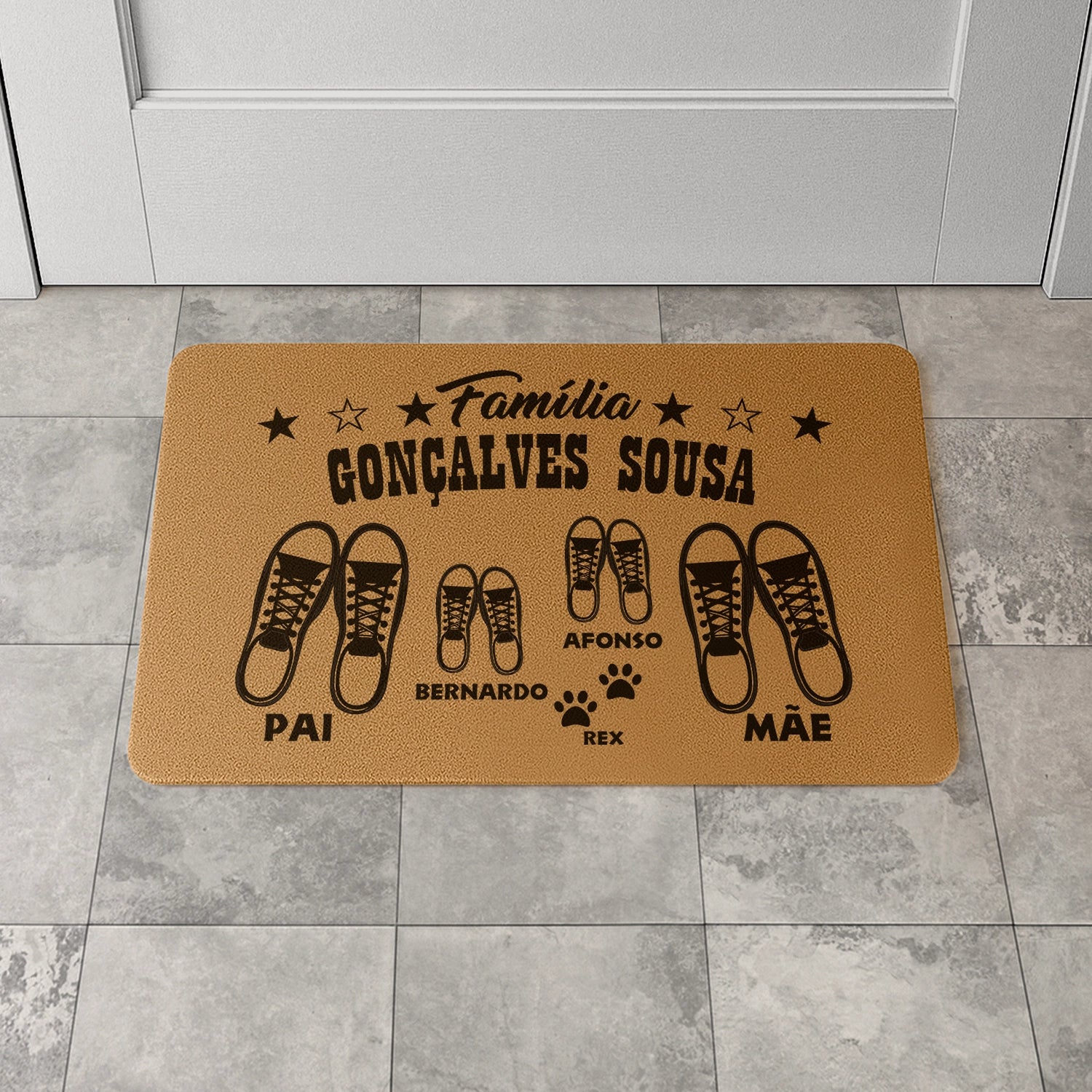 Tapete de entrada personalizado com apelido(s) da família e nome(s). Superfície de fibra sintética. Base de borracha preta antiderrapante. 40x60 cm.