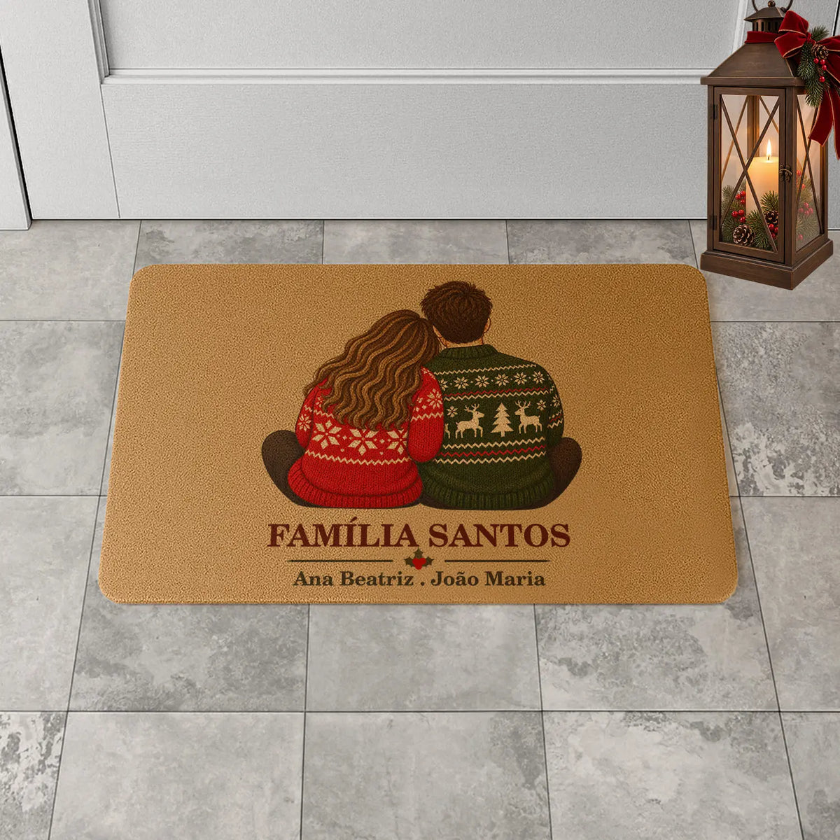 Tapete de entrada personalizado com apelido(s) da família e nome(s). Superfície de fibra sintética. Base de borracha preta antiderrapante. 40x60 cm.