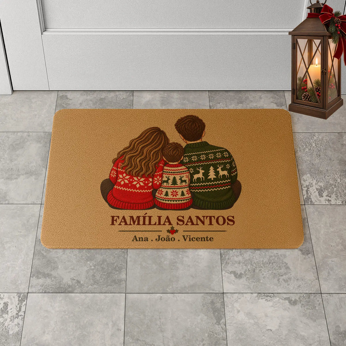 Tapete de entrada personalizado com apelido(s) da família e nome(s). Superfície de fibra sintética. Base de borracha preta antiderrapante. 40x60 cm.