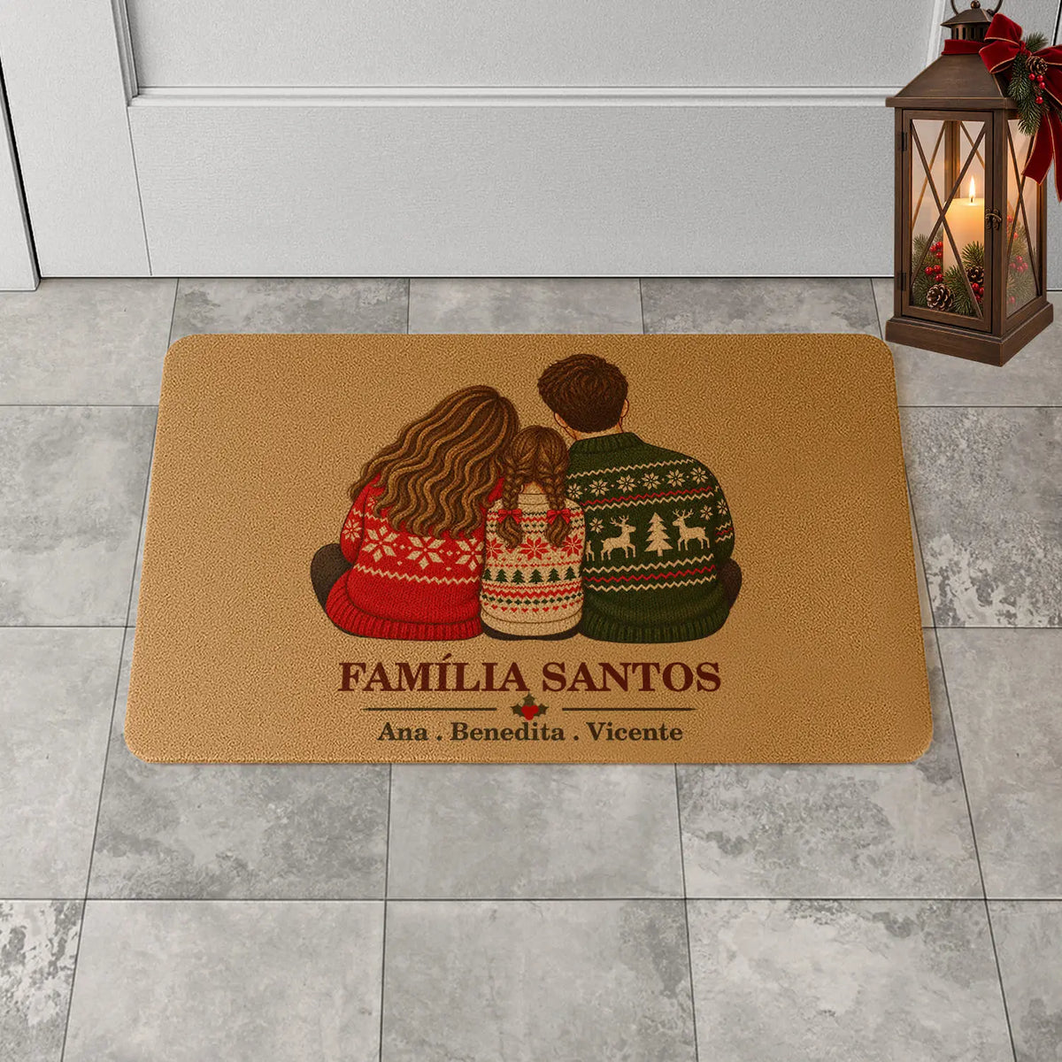 Tapete de entrada personalizado com apelido(s) da família e nome(s). Superfície de fibra sintética. Base de borracha preta antiderrapante. 40x60 cm.