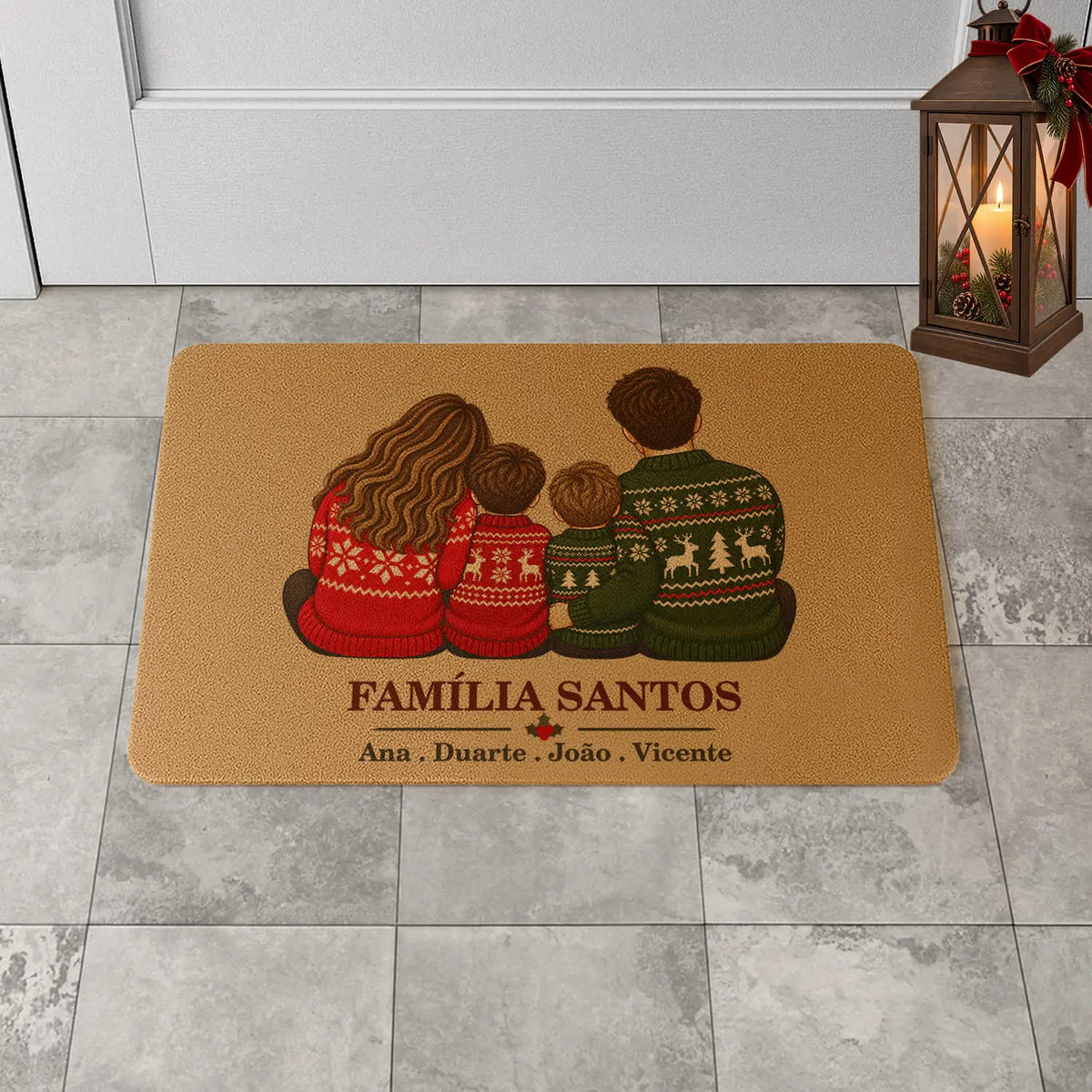Tapete de entrada personalizado com apelido(s) da família e nome(s). Superfície de fibra sintética. Base de borracha preta antiderrapante. 40x60 cm.