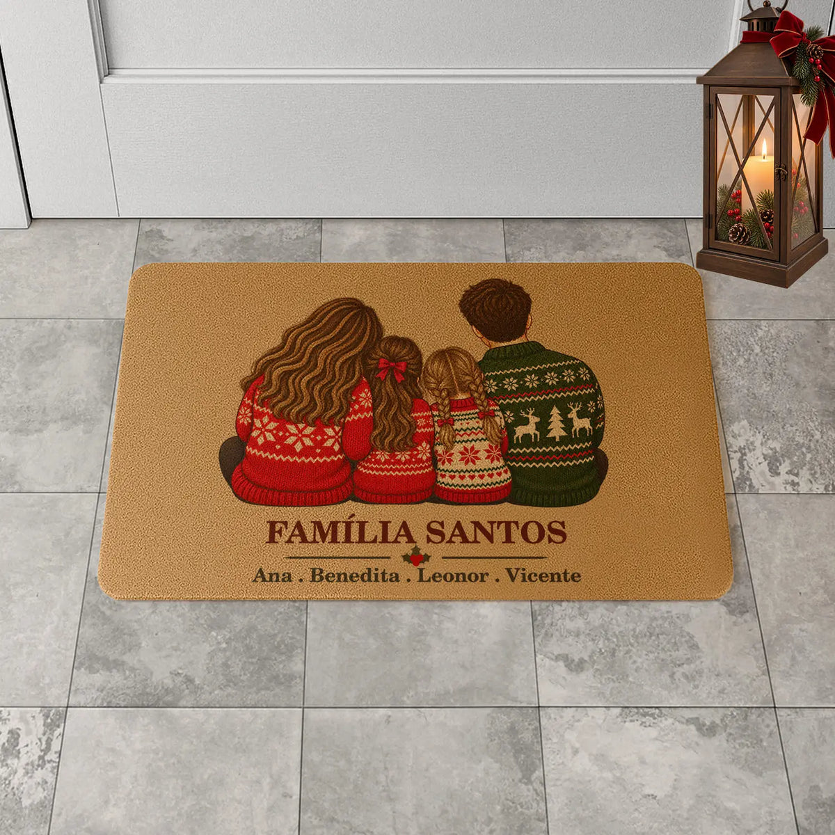 Tapete de entrada personalizado com apelido(s) da família e nome(s). Superfície de fibra sintética. Base de borracha preta antiderrapante. 40x60 cm.