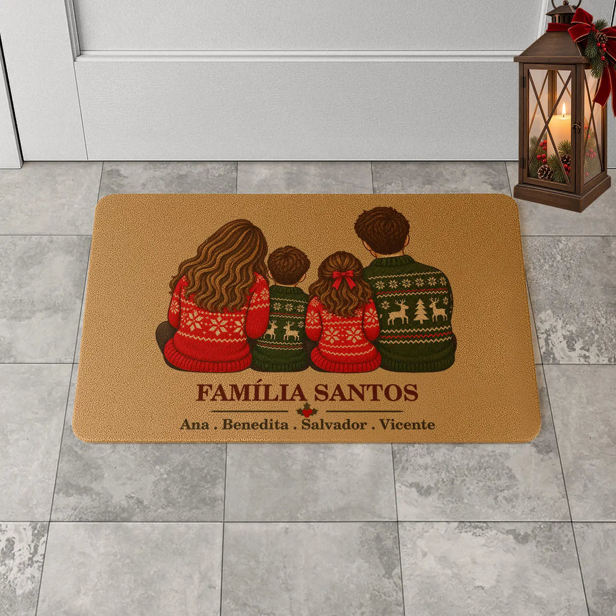 Tapete de entrada personalizado com apelido(s) da família e nome(s). Superfície de fibra sintética. Base de borracha preta antiderrapante. 40x60 cm.