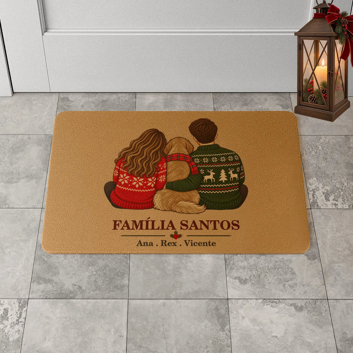 Tapete de entrada personalizado com apelido(s) da família e nome(s). Superfície de fibra sintética. Base de borracha preta antiderrapante. 40x60 cm.