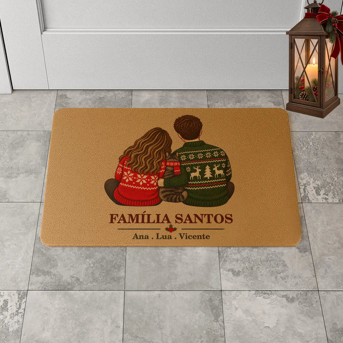 Tapete de entrada personalizado com apelido(s) da família e nome(s). Superfície de fibra sintética. Base de borracha preta antiderrapante. 40x60 cm.