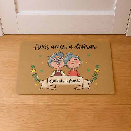 Tapete de entrada personalizado com grau de parentesco. Superfície de fibra sintética. Base de borracha preta antiderrapante. 40x60 cm.