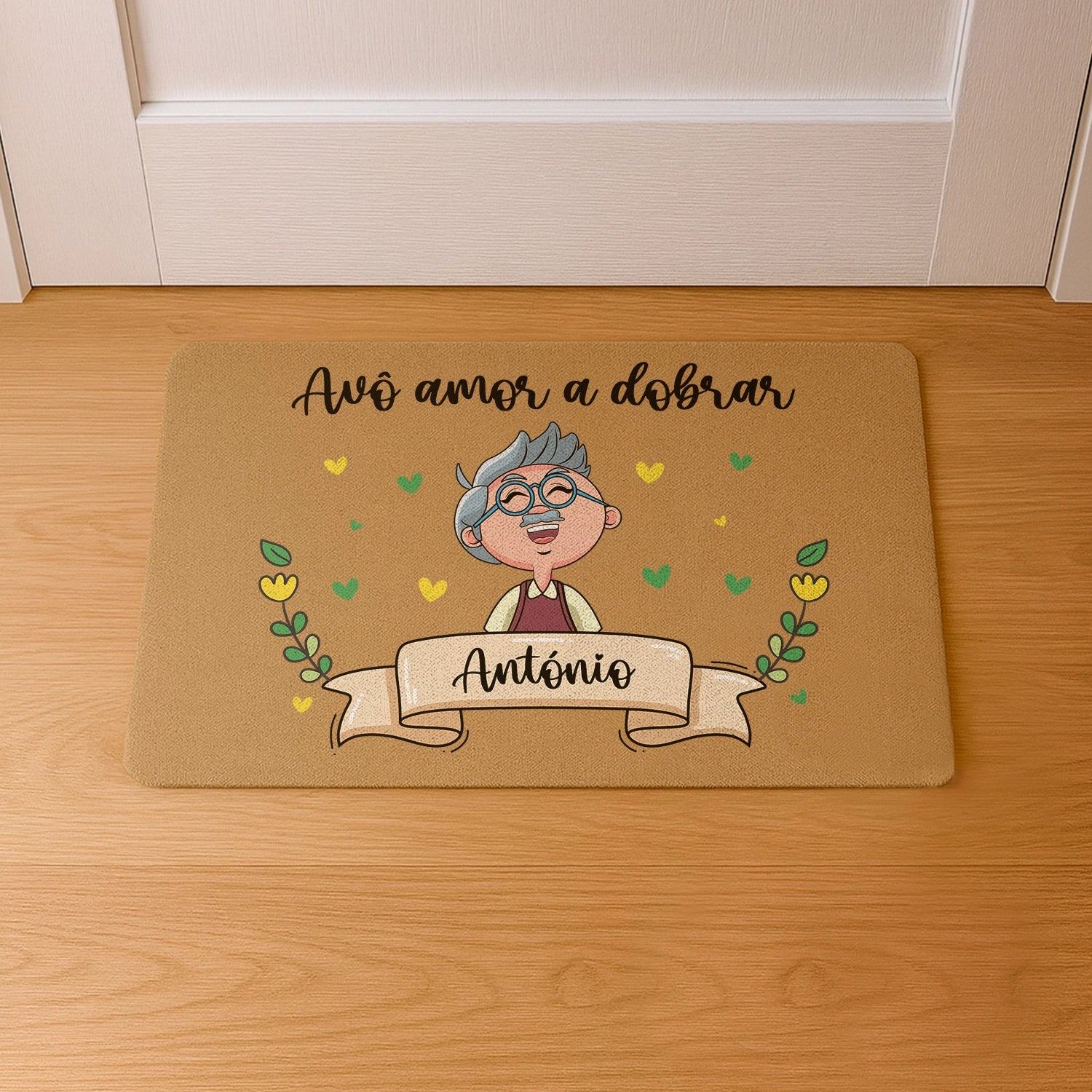 Tapete de entrada personalizado com grau de parentesco. Superfície de fibra sintética. Base de borracha preta antiderrapante. 40x60 cm.