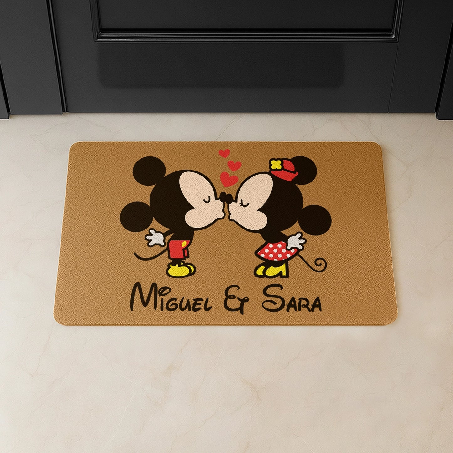 Tapete de entrada personalizado com nome(s). Superfície de fibra sintética. Base de borracha preta antiderrapante. 40x60 cm.