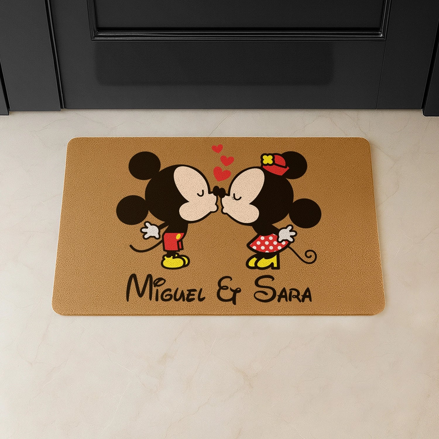 Tapete de entrada personalizado com nome(s). Superfície de fibra sintética. Base de borracha preta antiderrapante. 40x60 cm.