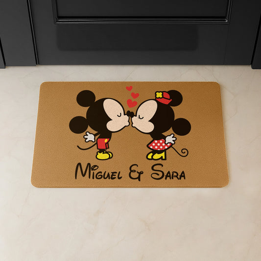 Tapete de entrada personalizado com nome(s). Superfície de fibra sintética. Base de borracha preta antiderrapante. 40x60 cm.