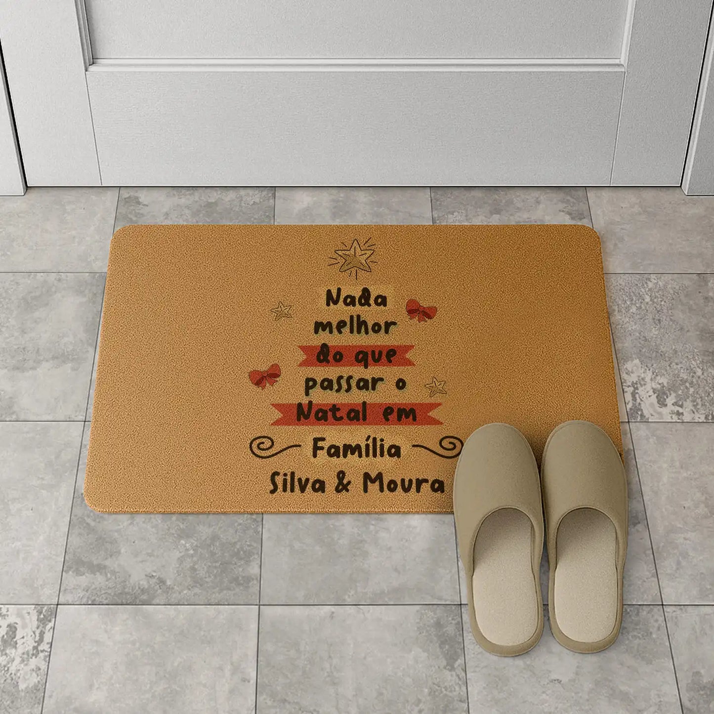 Tapete de entrada personalizado com apelido(s) da família. Superfície de fibra sintética. Base de borracha preta antiderrapante. 40x60 cm.