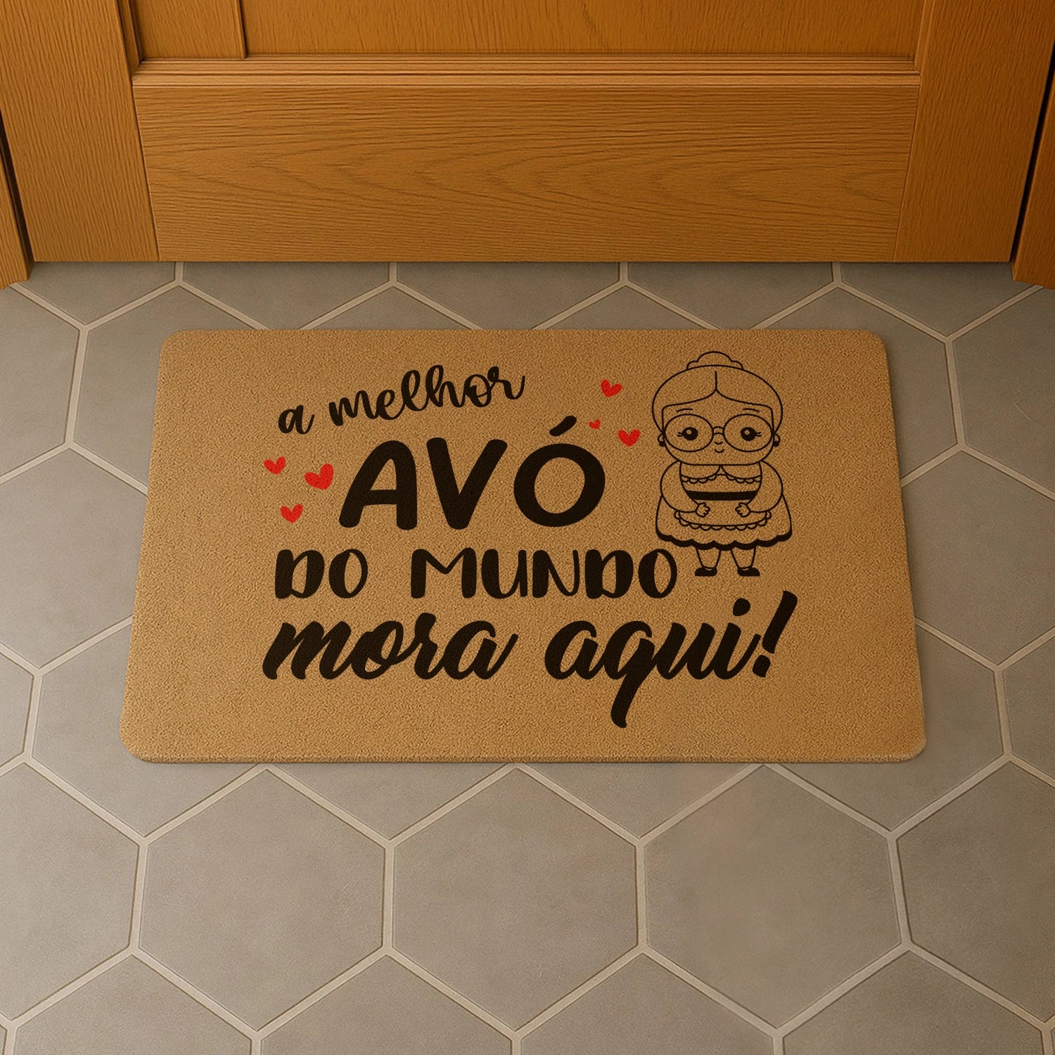 Tapete de entrada personalizado com grau de parentesco. Superfície de fibra sintética. Base de borracha preta antiderrapante. 40x60 cm.