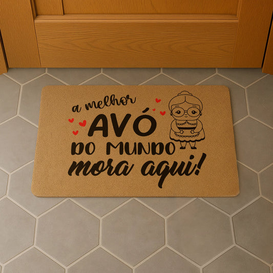 Tapete de entrada personalizado com grau de parentesco. Superfície de fibra sintética. Base de borracha preta antiderrapante. 40x60 cm.