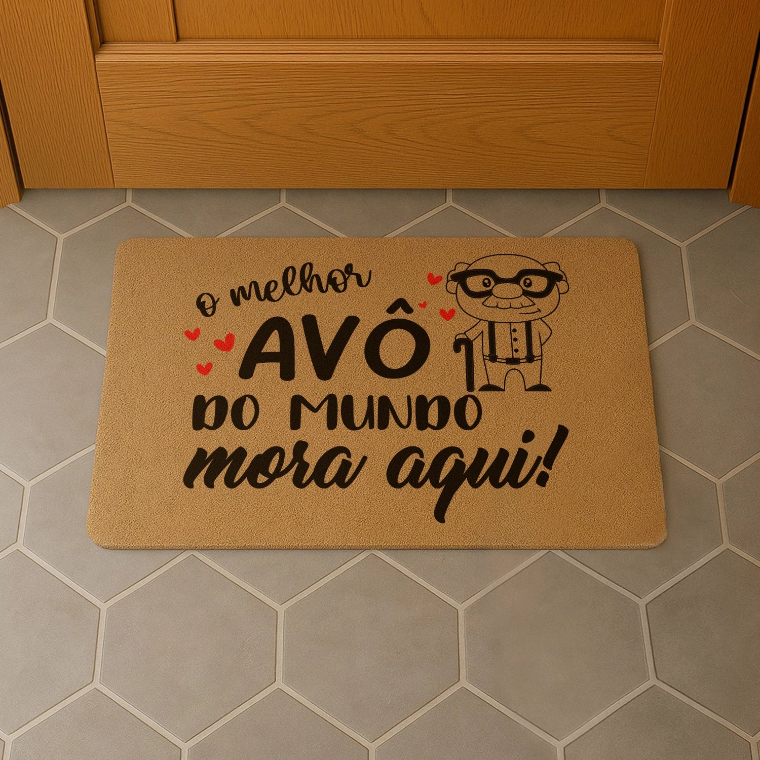 Tapete de entrada personalizado com grau de parentesco. Superfície de fibra sintética. Base de borracha preta antiderrapante. 40x60 cm.