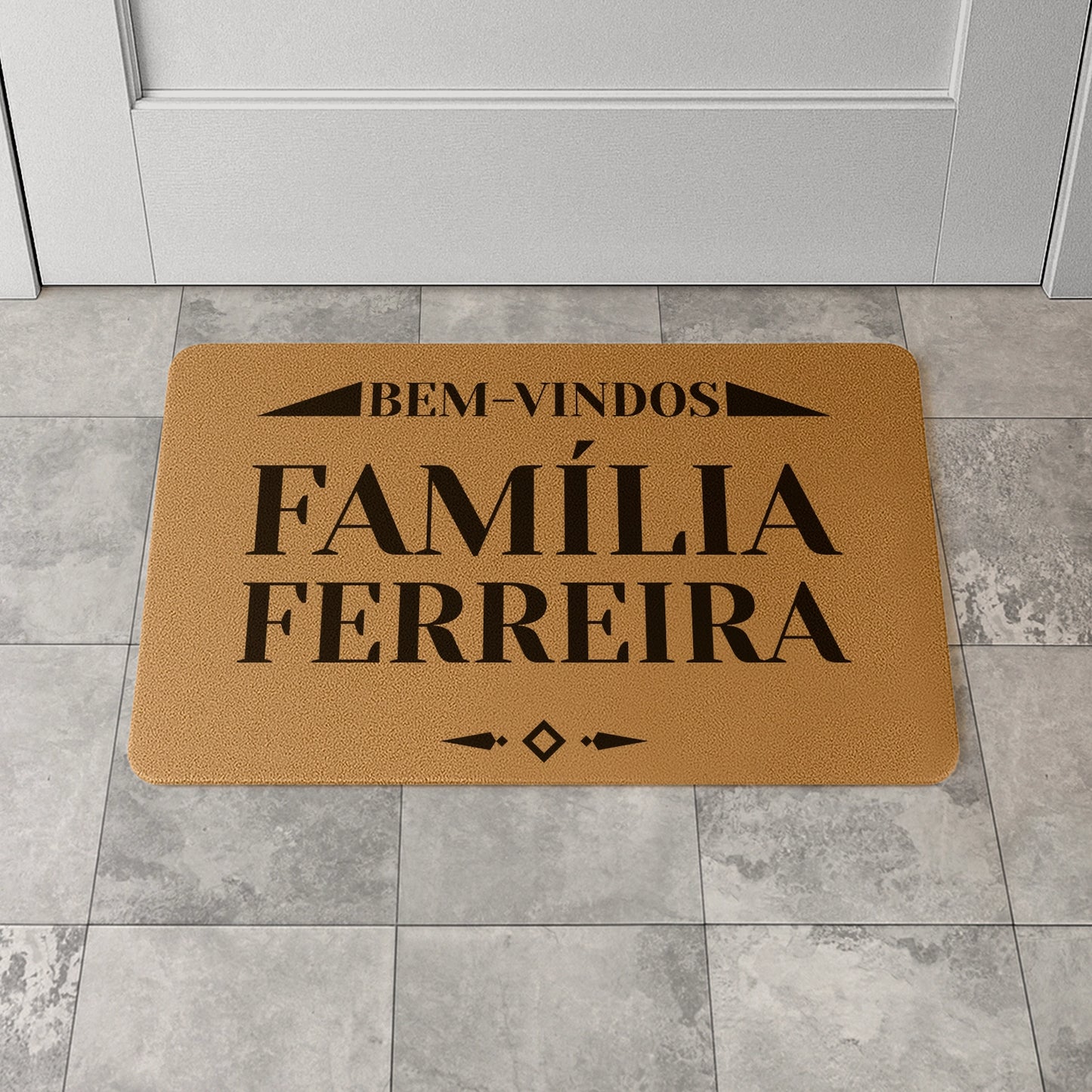 Tapete de entrada personalizado com apelido(s) da família. Superfície de fibra sintética. Base de borracha preta antiderrapante. 40x60 cm.