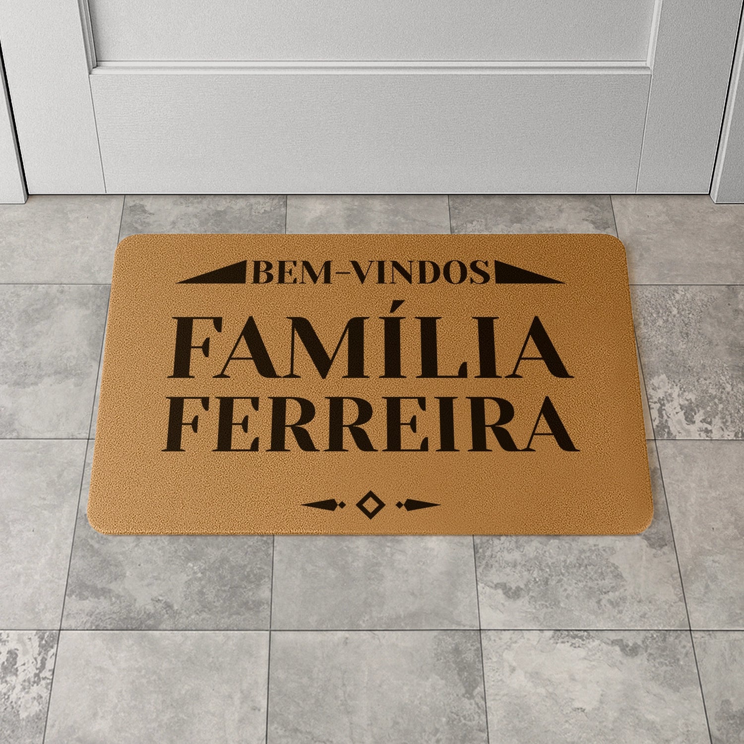 Tapete de entrada personalizado com apelido(s) da família. Superfície de fibra sintética. Base de borracha preta antiderrapante. 40x60 cm.