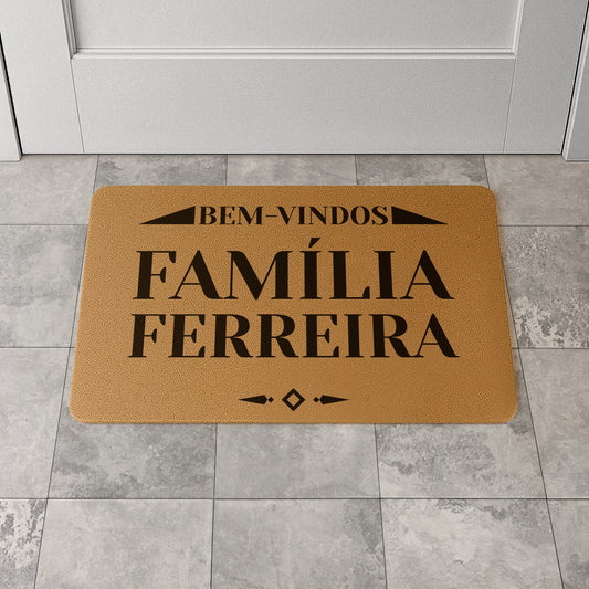 Tapete de entrada personalizado com apelido(s) da família. Superfície de fibra sintética. Base de borracha preta antiderrapante. 40x60 cm.