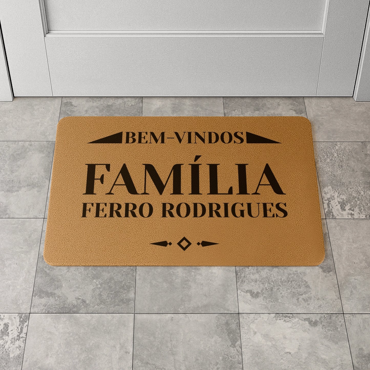 Tapete de entrada personalizado com apelido(s) da família. Superfície de fibra sintética. Base de borracha preta antiderrapante. 40x60 cm.