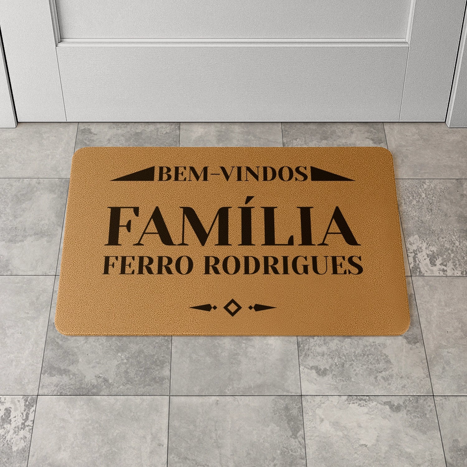 Tapete de entrada personalizado com apelido(s) da família. Superfície de fibra sintética. Base de borracha preta antiderrapante. 40x60 cm.