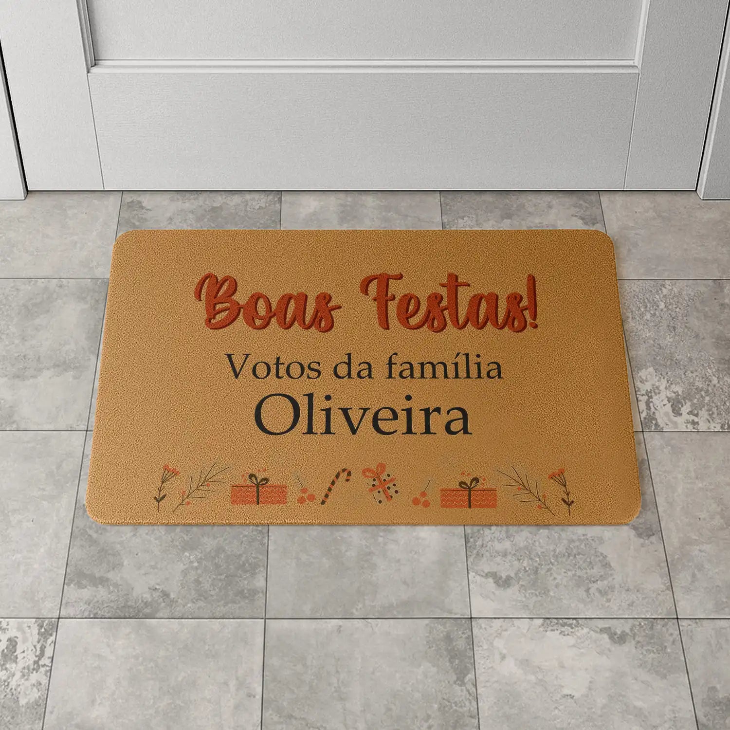 Tapete de entrada personalizado com apelido(s) da família. Superfície de fibra sintética. Base de borracha preta antiderrapante. 40x60 cm.