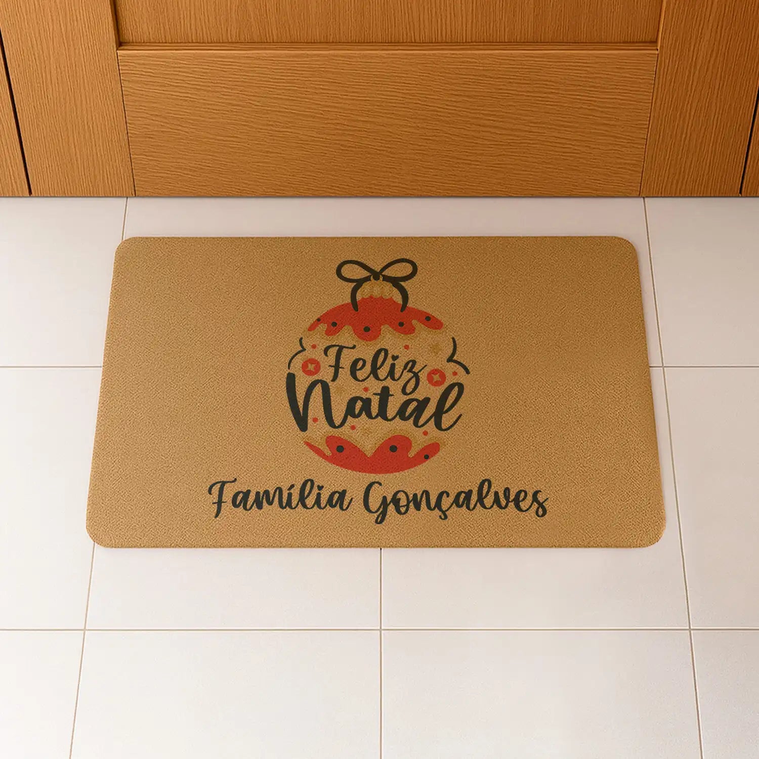 Tapete de entrada personalizado com apelido(s) da família. Superfície de fibra sintética. Base de borracha preta antiderrapante. 40x60 cm.