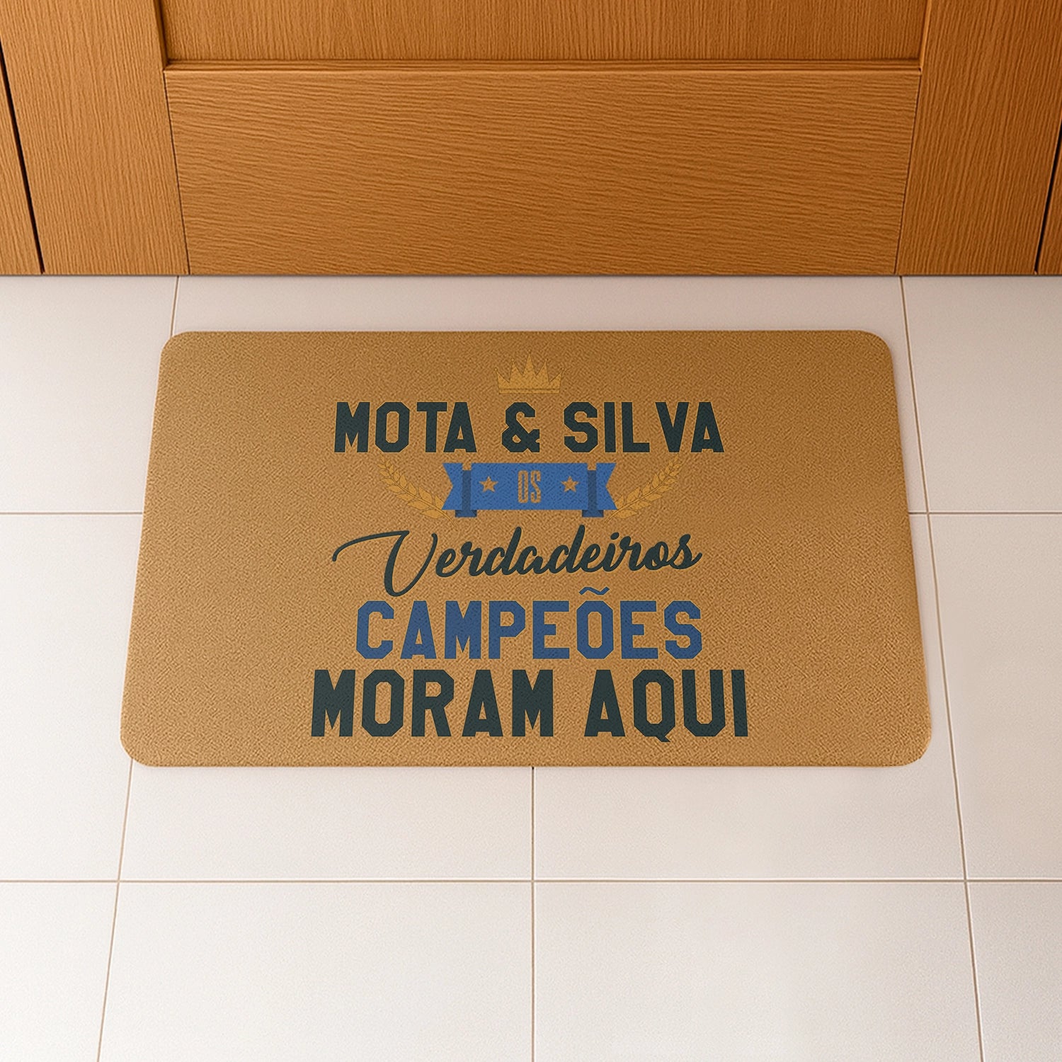 Tapete de entrada personalizado com apelido(s) da família. Superfície de fibra sintética. Base de borracha preta antiderrapante. 40x60 cm.