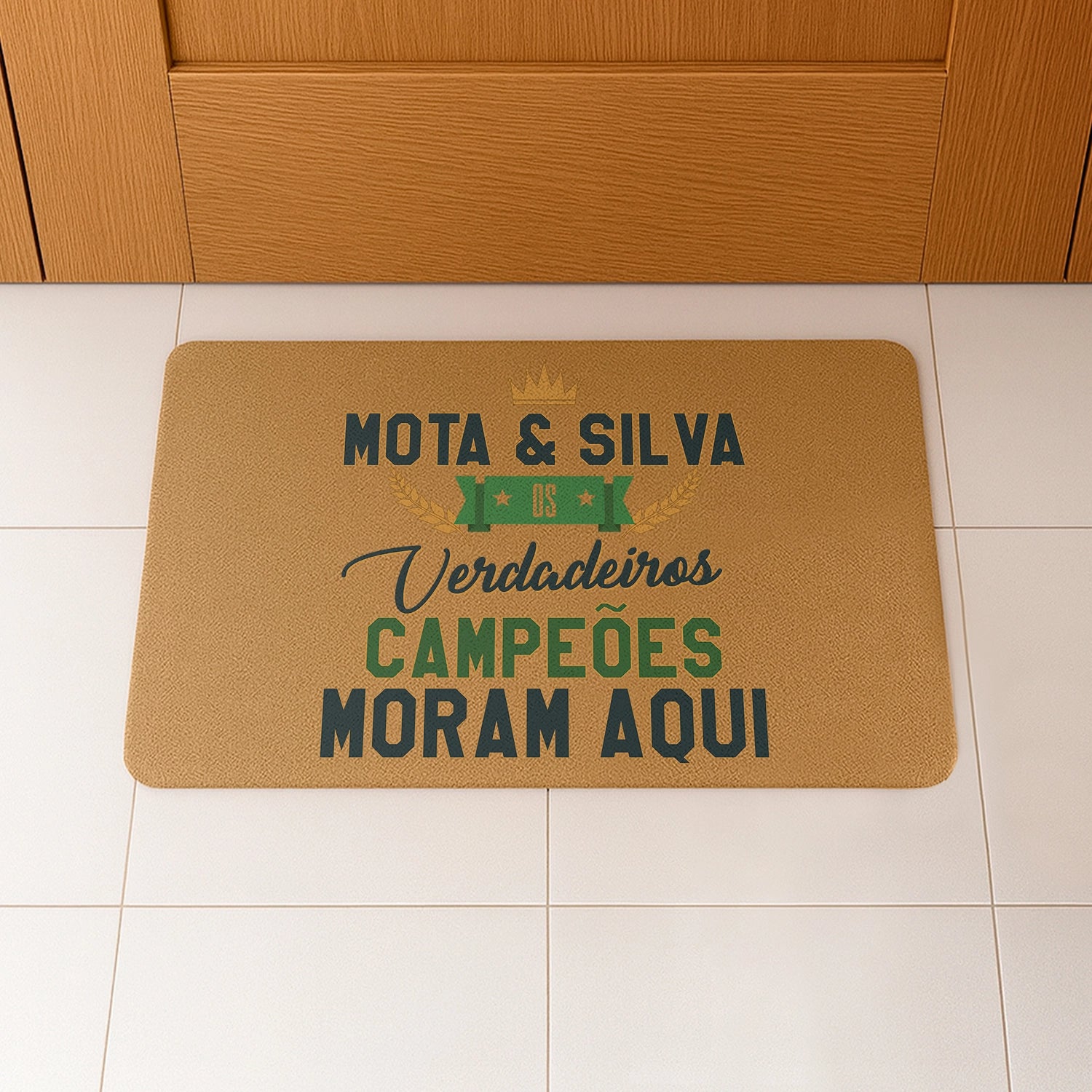 Tapete de entrada personalizado com apelido(s) da família. Superfície de fibra sintética. Base de borracha preta antiderrapante. 40x60 cm.