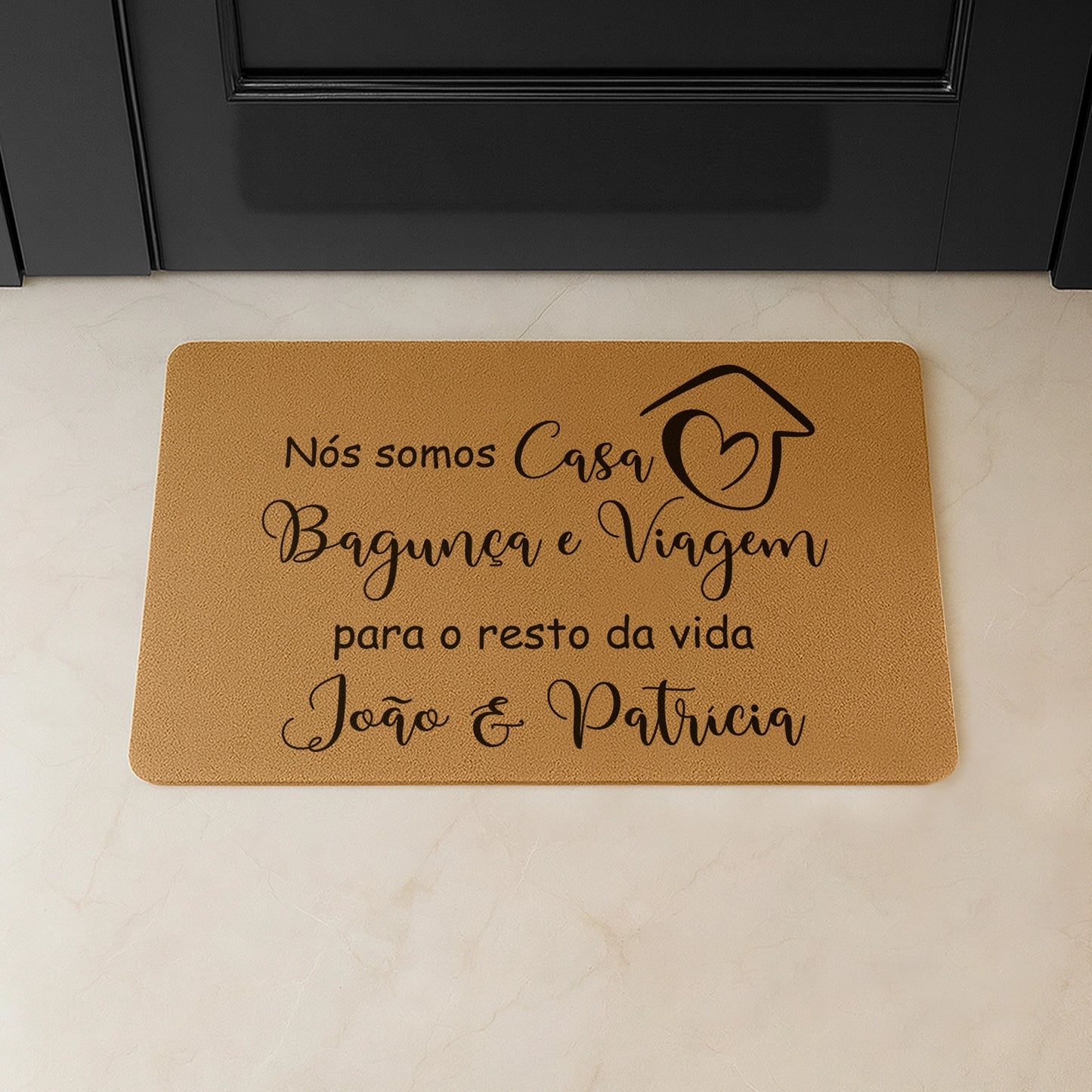 Tapete de entrada personalizado com nome(s). Superfície de fibra sintética. Base de borracha preta antiderrapante. 40x60 cm.