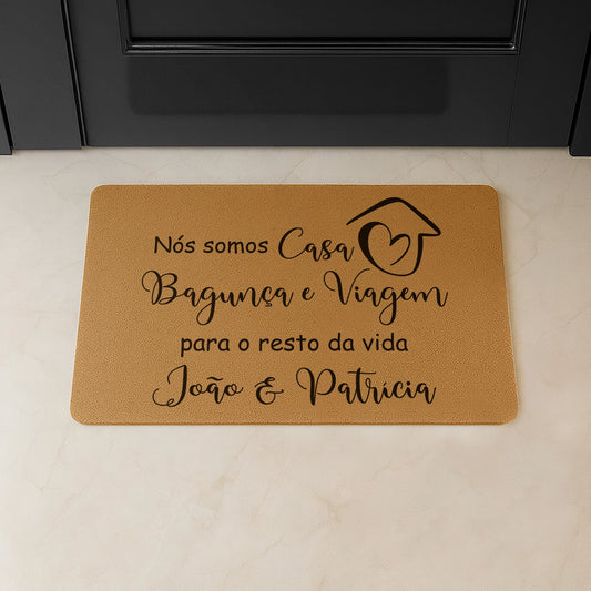 Tapete de entrada personalizado com nome(s). Superfície de fibra sintética. Base de borracha preta antiderrapante. 40x60 cm.