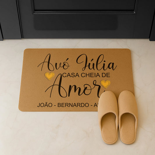 Tapete de entrada personalizado com grau de parentesco e/ou nome. Superfície de fibra sintética. Base de borracha preta antiderrapante. 40x60 cm.
