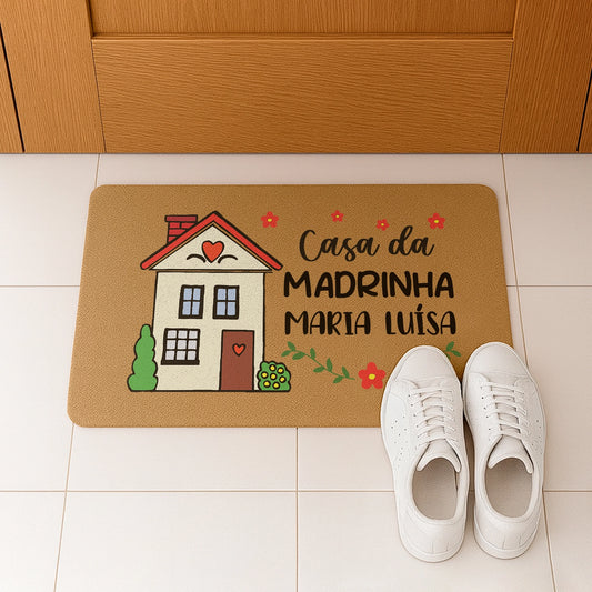 Tapete de entrada personalizado com grau de parentesco e/ou nome. Superfície de fibra sintética. Base de borracha preta antiderrapante. 40x60 cm.