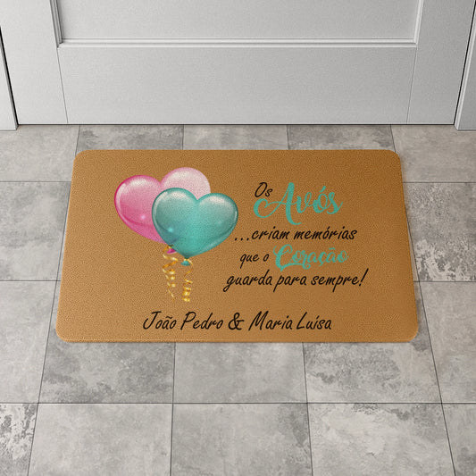 Tapete de entrada personalizado com grau de parentesco e/ou nome(s). Superfície de fibra sintética. Base de borracha preta antiderrapante. 40x60 cm.