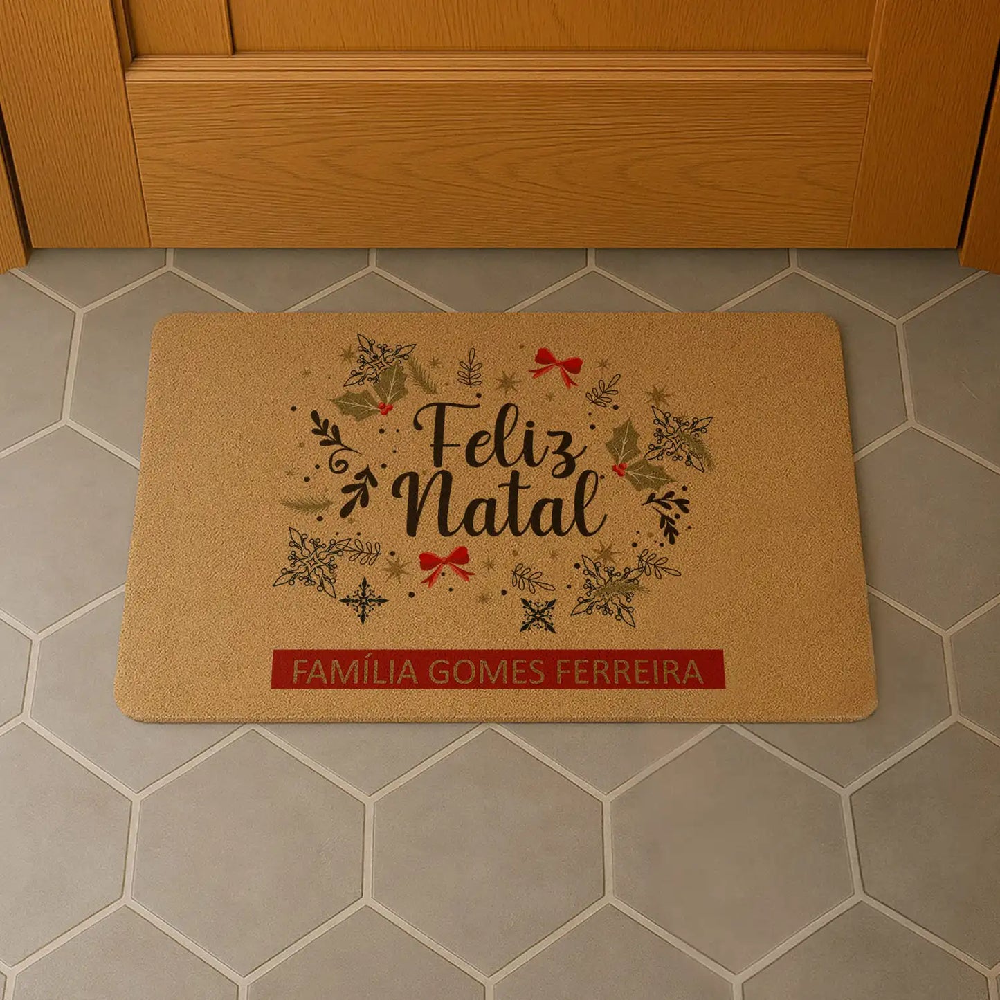 Tapete de entrada personalizado com apelido(s) da família. Superfície de fibra sintética. Base de borracha preta antiderrapante. 40x60 cm.