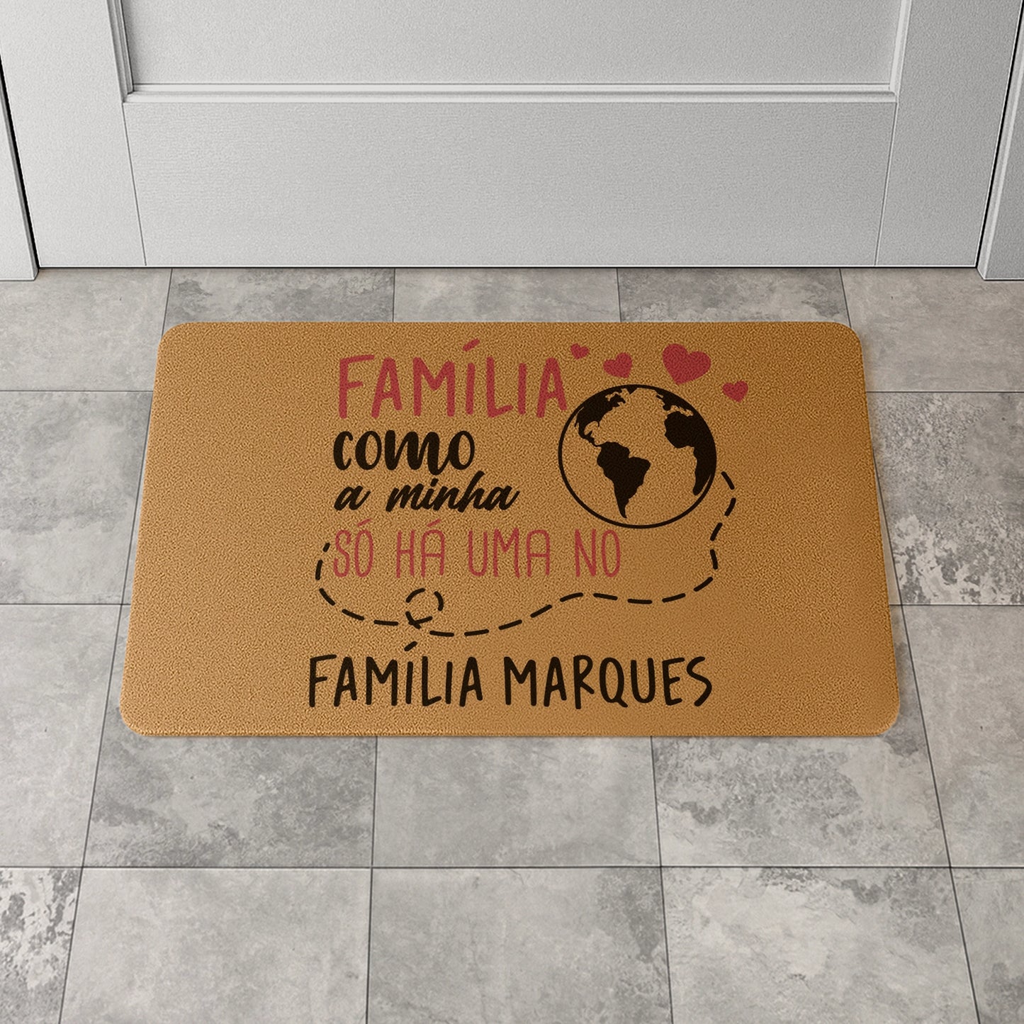 Tapete de entrada personalizado com nome(s). Superfície de fibra sintética. Base de borracha preta antiderrapante. 40x60 cm.