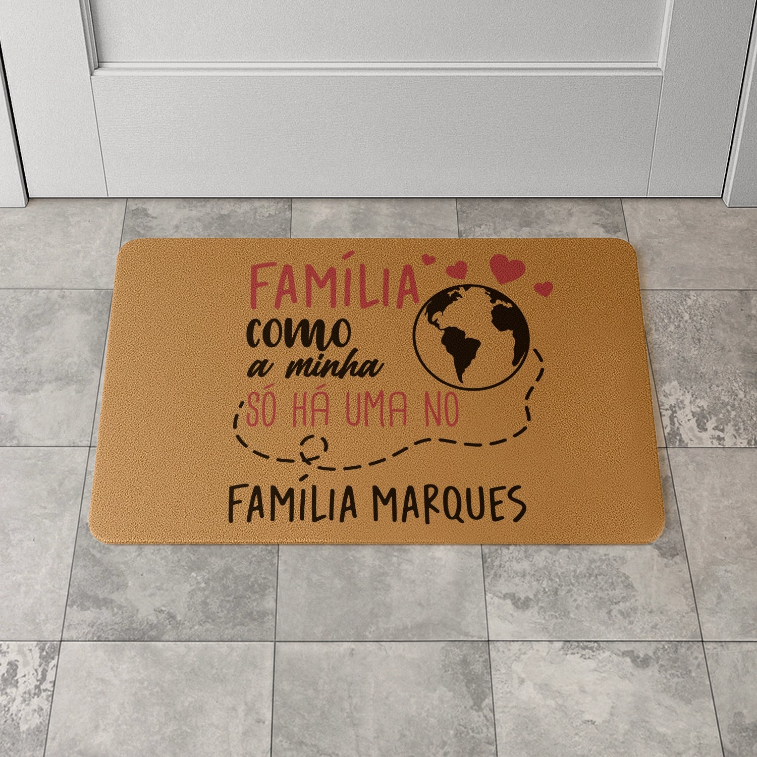 Tapete de entrada personalizado com nome(s). Superfície de fibra sintética. Base de borracha preta antiderrapante. 40x60 cm.