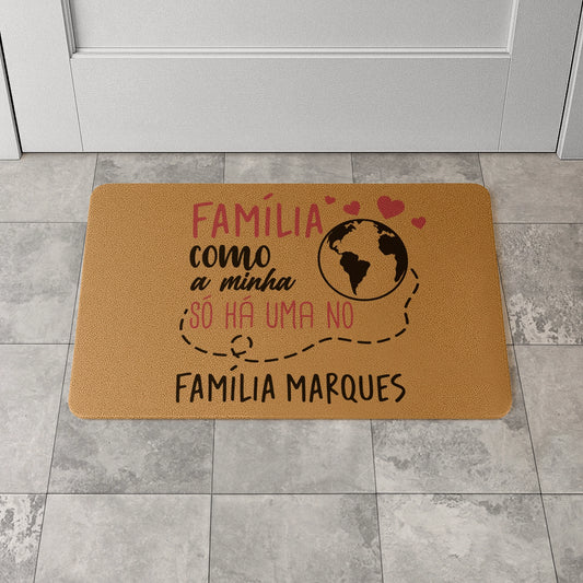Tapete de entrada personalizado com nome(s). Superfície de fibra sintética. Base de borracha preta antiderrapante. 40x60 cm.