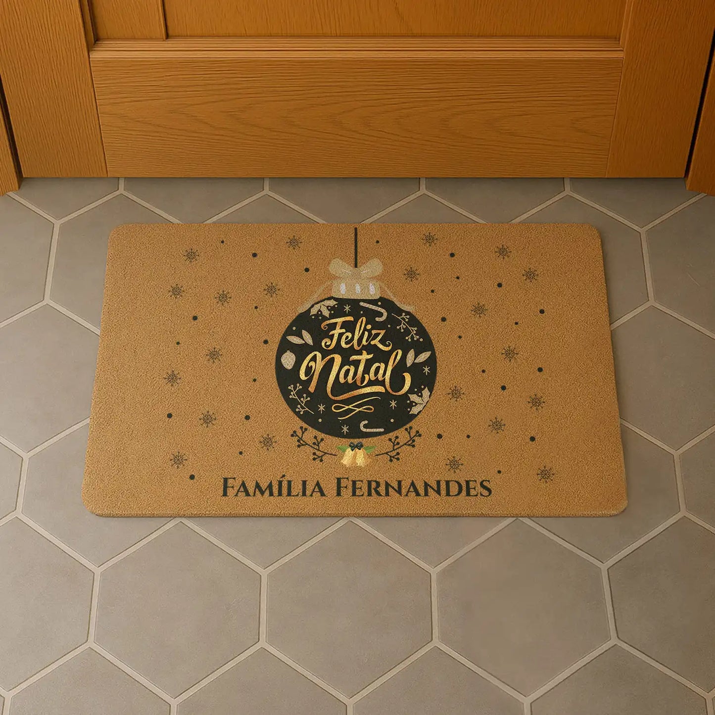 Tapete de entrada personalizado com apelido(s) da família. Superfície de fibra sintética. Base de borracha preta antiderrapante. 40x60 cm.