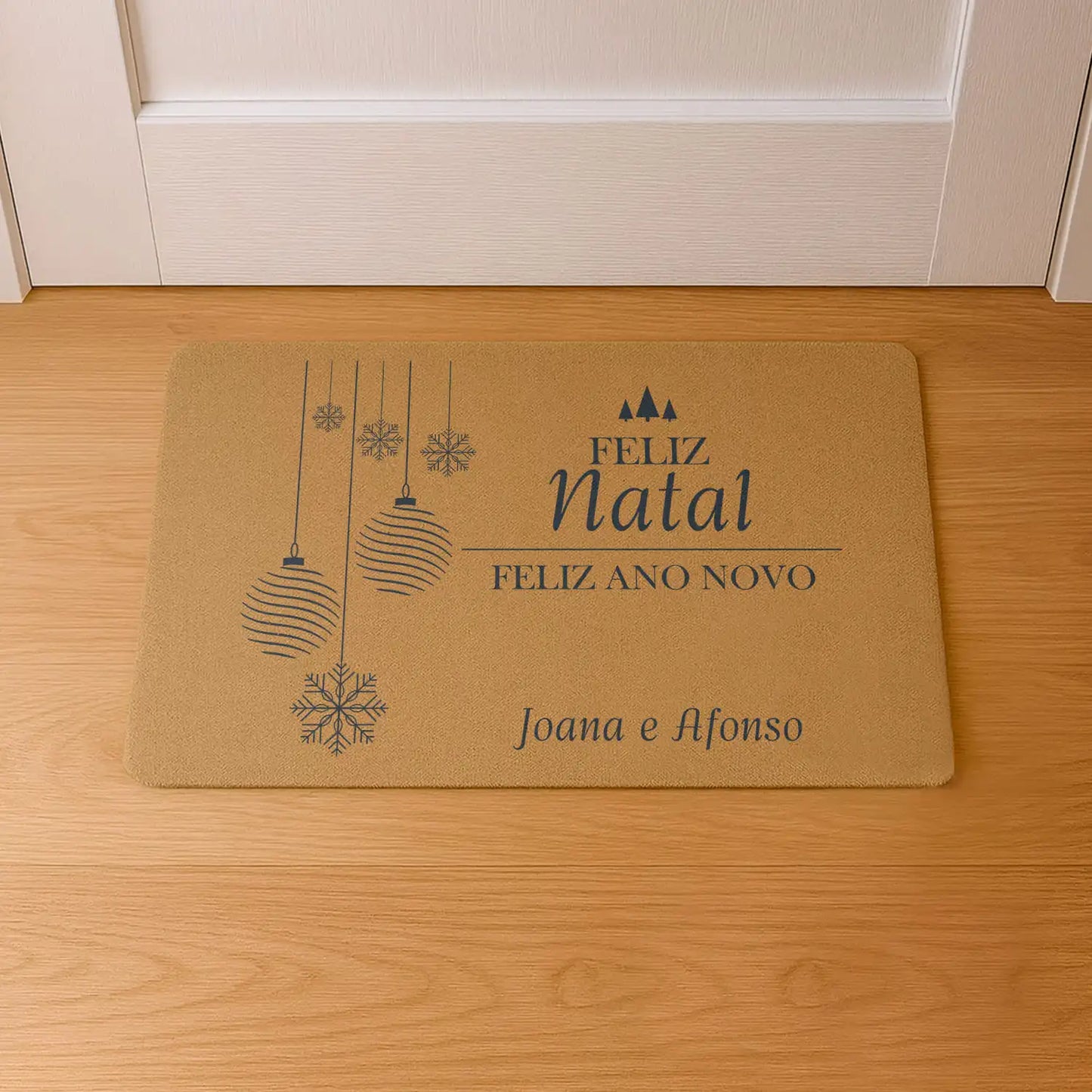 Tapete de entrada personalizado com nome(s). Superfície de fibra sintética. Base de borracha preta antiderrapante. 40x60 cm.