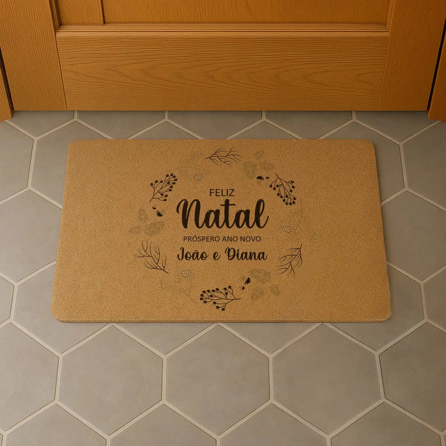 Tapete de entrada personalizado com nome(s). Superfície de fibra sintética. Base de borracha preta antiderrapante. 40x60 cm.
