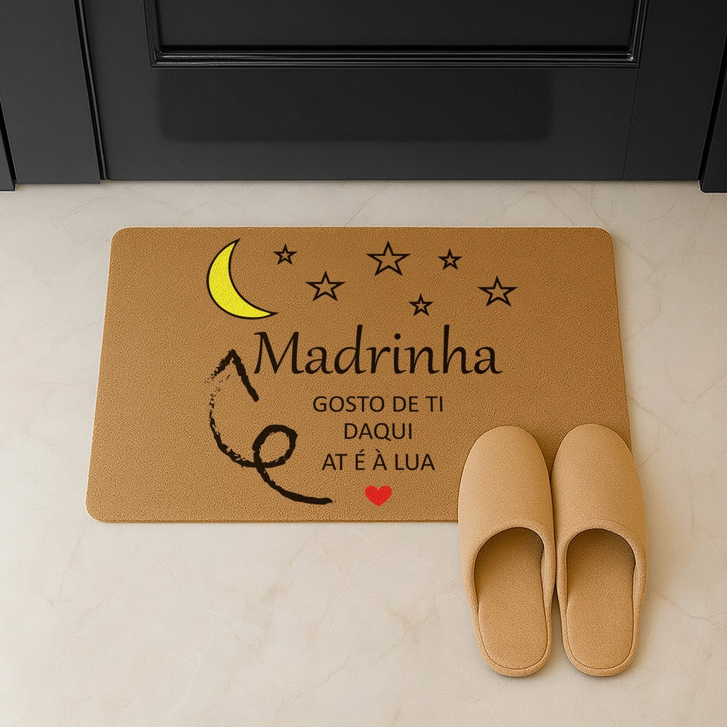 Tapete de entrada personalizado com grau de parentesco. Superfície de fibra sintética. Base de borracha preta antiderrapante. 40x60 cm.