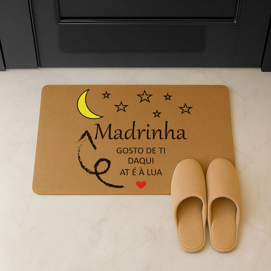 Tapete de entrada personalizado com grau de parentesco. Superfície de fibra sintética. Base de borracha preta antiderrapante. 40x60 cm.