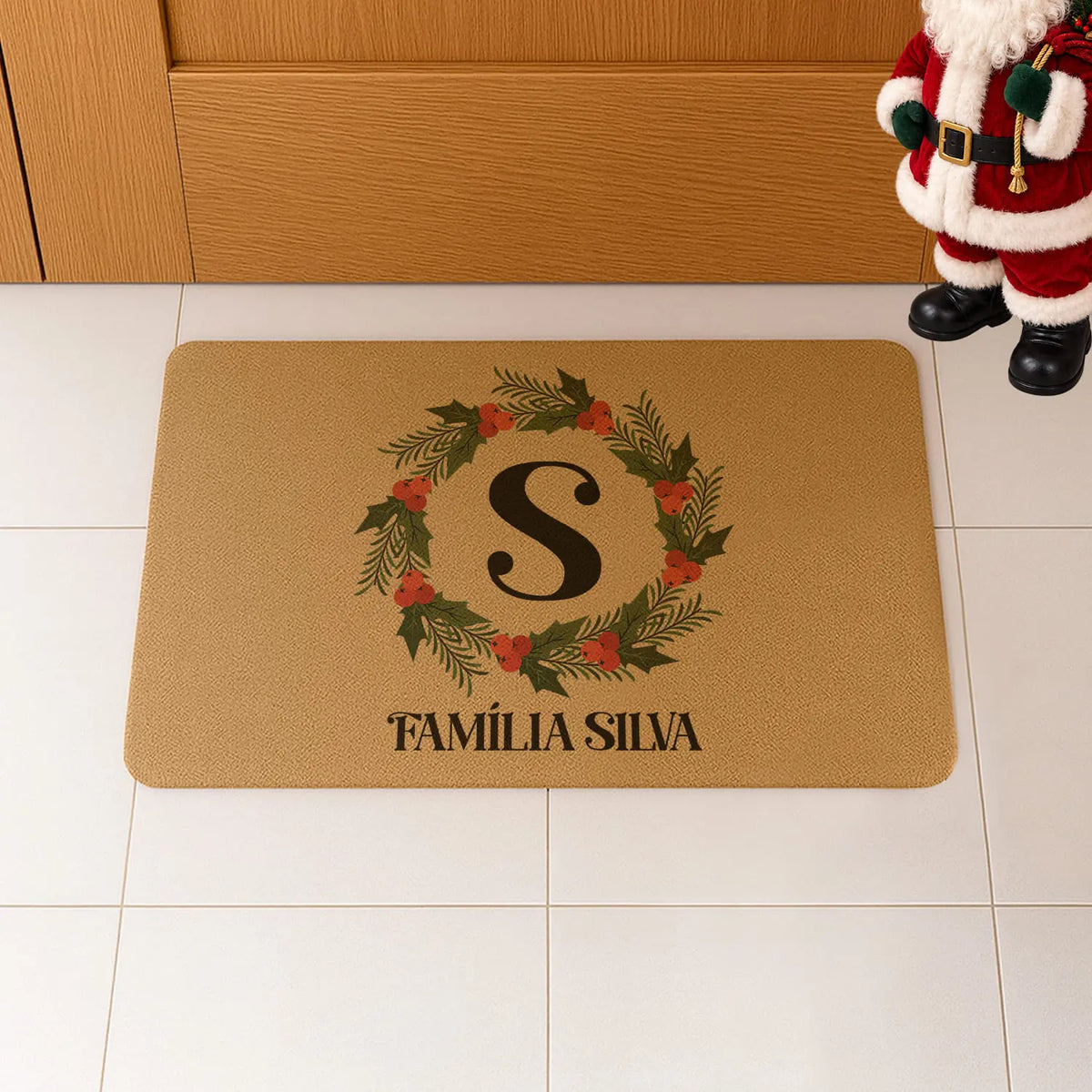 Tapete de entrada personalizado com apelido(s) da família. Superfície de fibra sintética. Base de borracha preta antiderrapante. 40x60 cm.