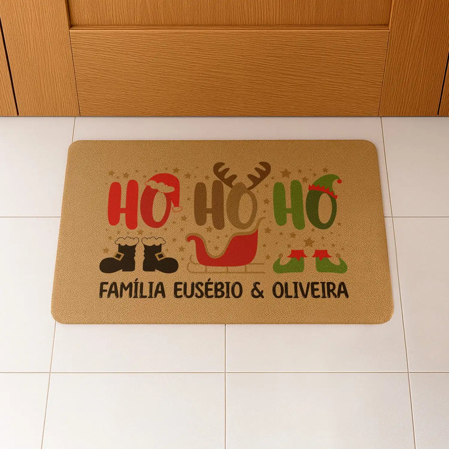 Tapete de entrada personalizado com apelido(s) da família. Superfície de fibra sintética. Base de borracha preta antiderrapante. 40x60 cm.