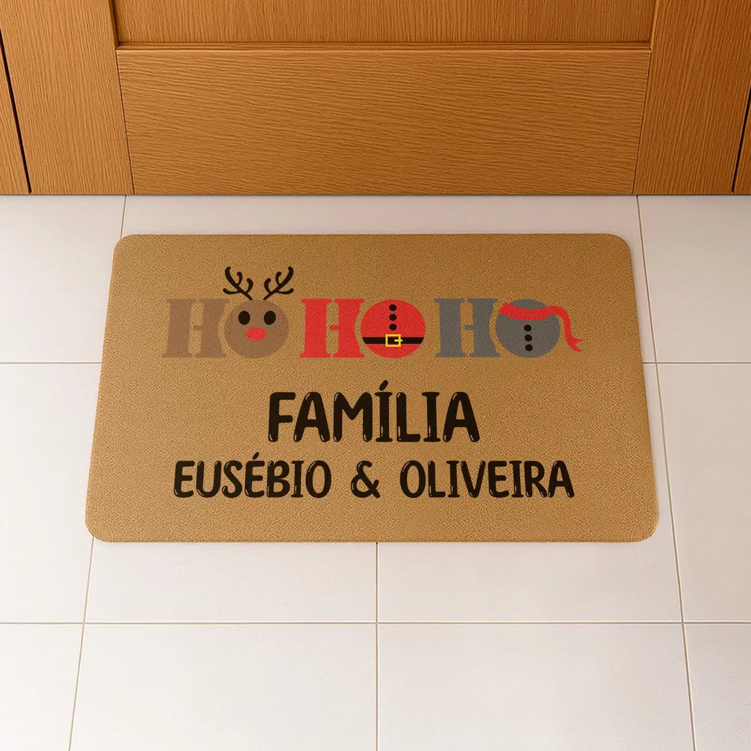 Tapete de entrada personalizado com apelido(s) da família. Superfície de fibra sintética. Base de borracha preta antiderrapante. 40x60 cm.