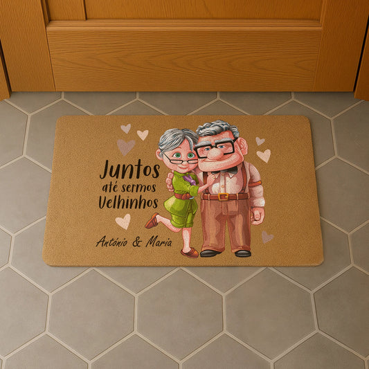 Tapete de entrada personalizado com nome(s). Superfície de fibra sintética. Base de borracha preta antiderrapante. 40x60 cm.