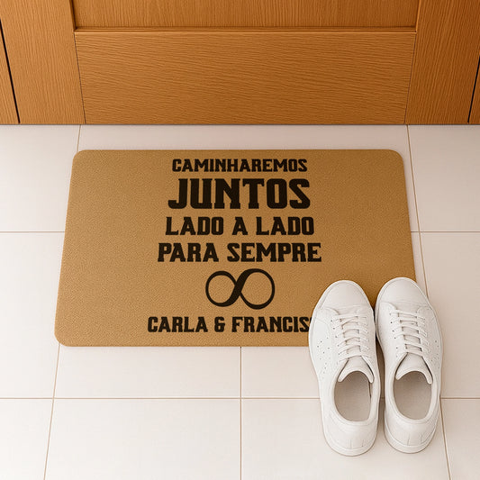 Tapete de entrada personalizado com nome(s). Superfície de fibra sintética. Base de borracha preta antiderrapante. 40x60 cm.