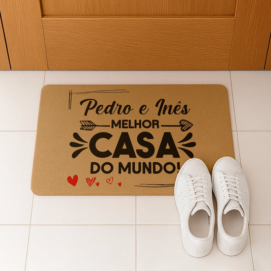 Tapete de entrada personalizado com nome(s). Superfície de fibra sintética. Base de borracha preta antiderrapante. 40x60 cm.