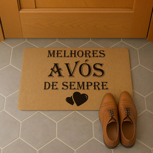 Tapete de entrada personalizado com grau de parentesco. Superfície de fibra sintética. Base de borracha preta antiderrapante. 40x60 cm.