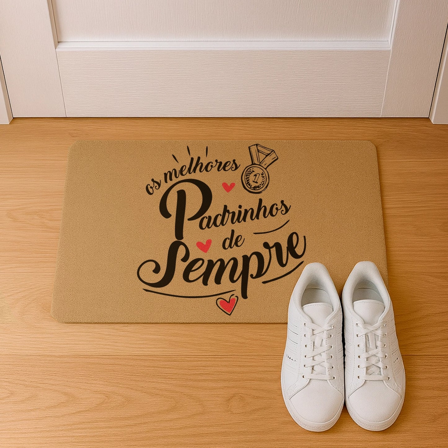 Tapete de entrada personalizado com grau de parentesco. Superfície de fibra sintética. Base de borracha preta antiderrapante. 40x60 cm.